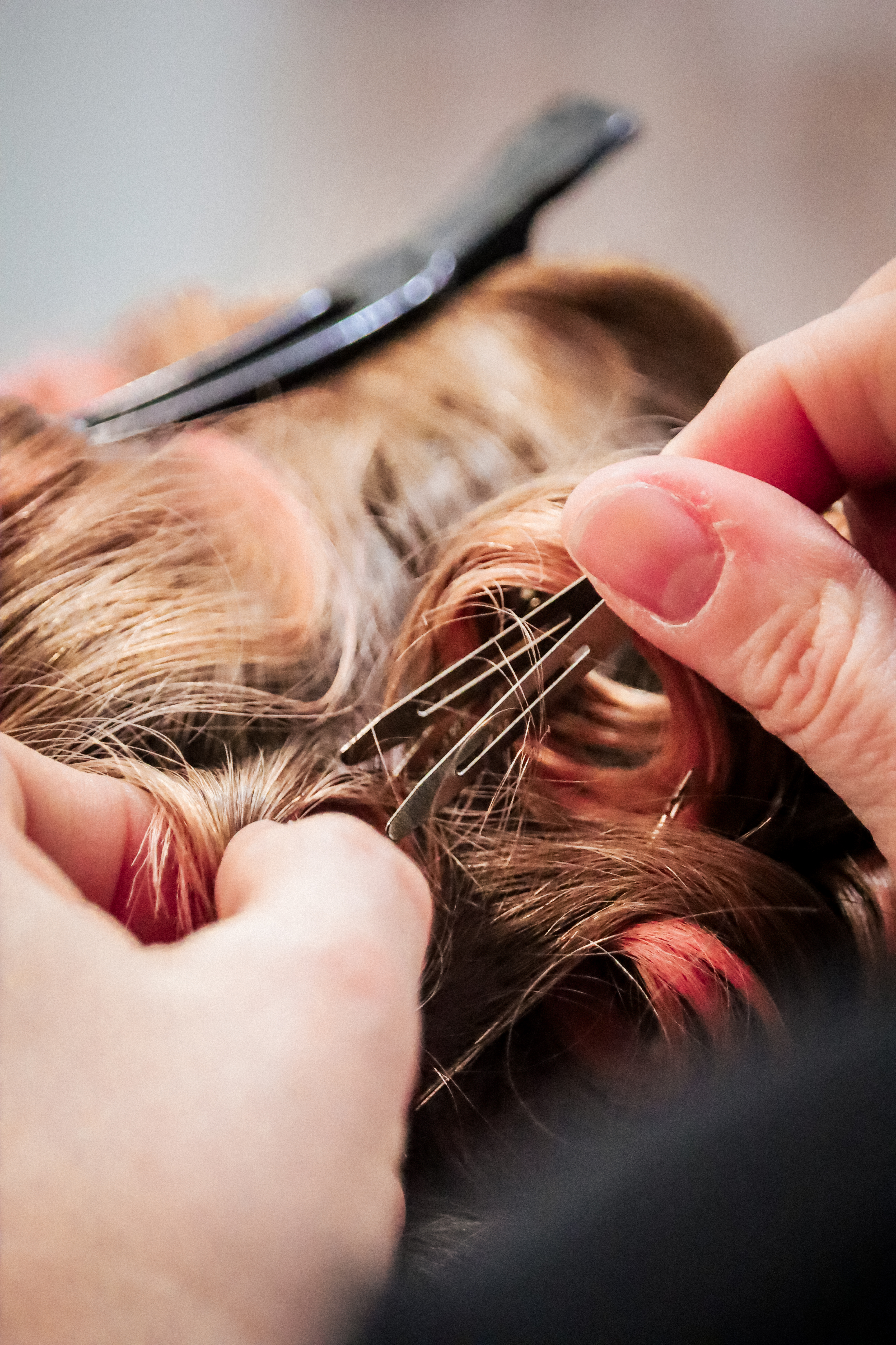 Dettaglio mani durante acconciatura artigianale
