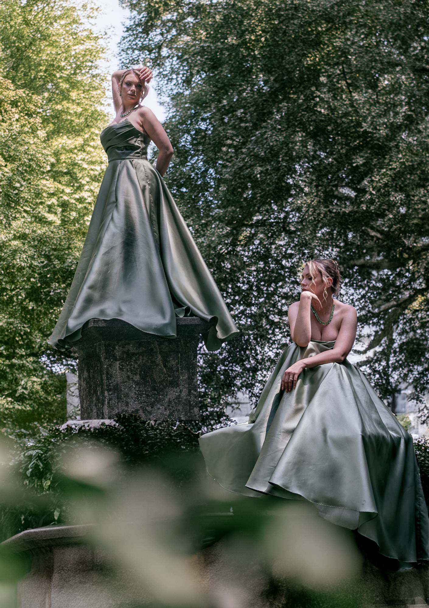 Modella con abito verde in scatto editoriale