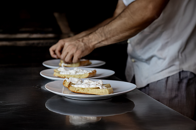 Preparazione piatti — gesto professionale in cucina