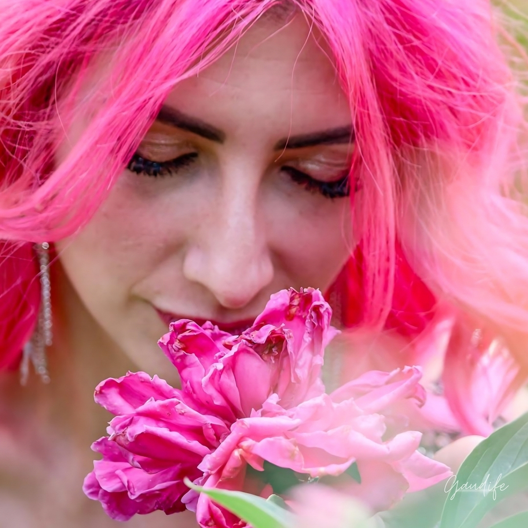 Ritratto di donna con fiore rosa — fotografia di persone a Bologna
