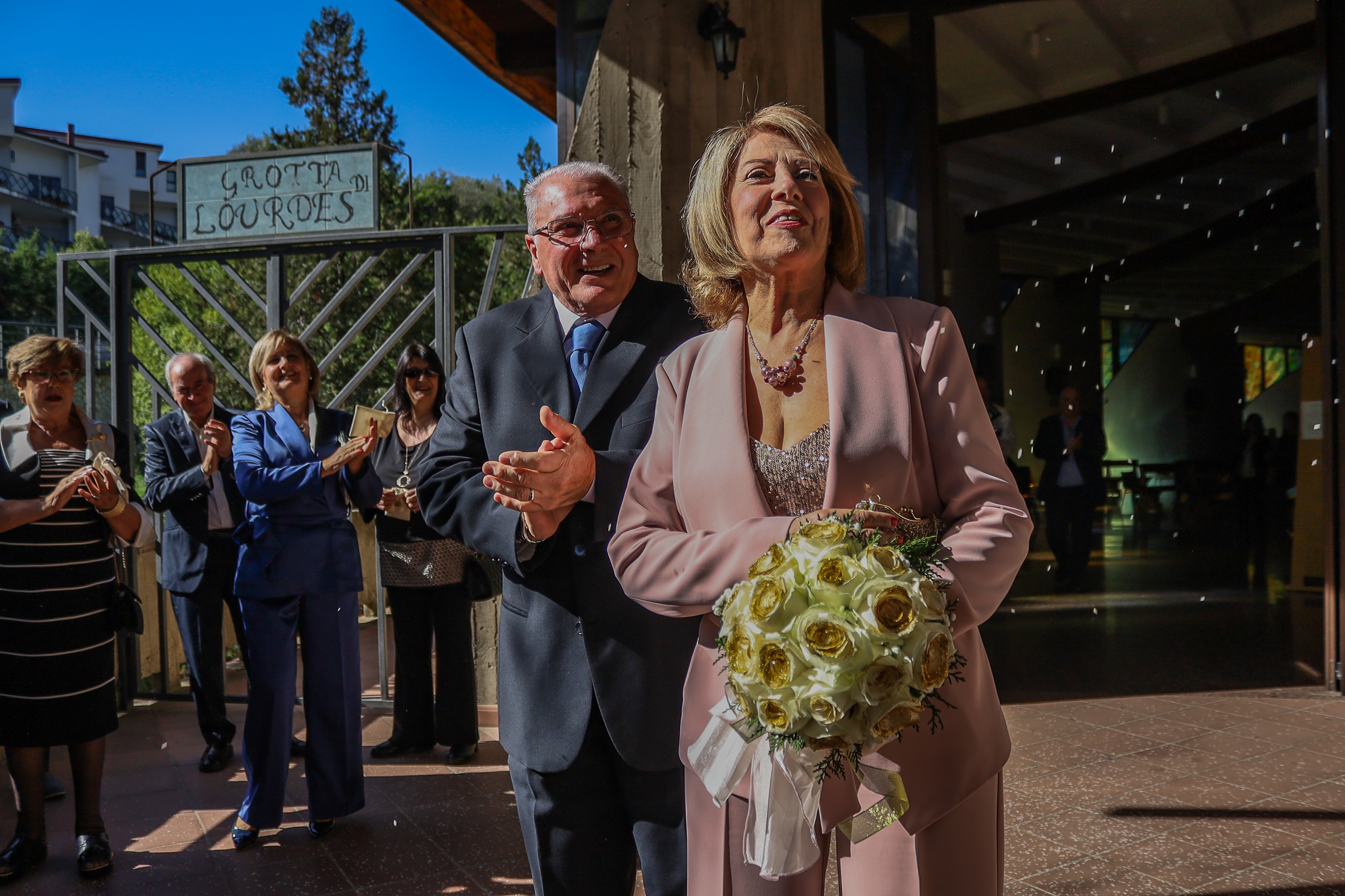 Momento emozionale all'uscita di un matrimonio, luce naturale