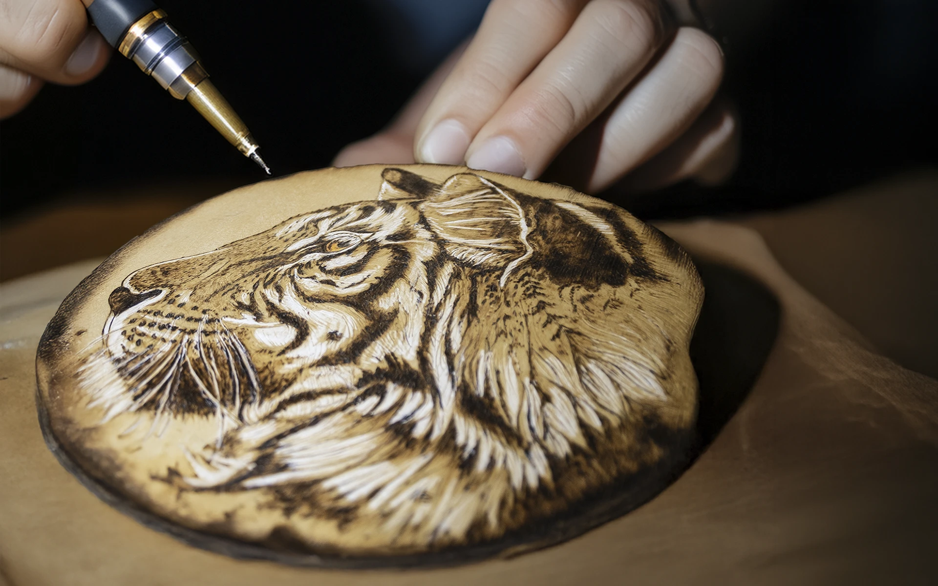 Artigiano che incide il legno in Appennino – fotografia territoriale Emilia-Romagna