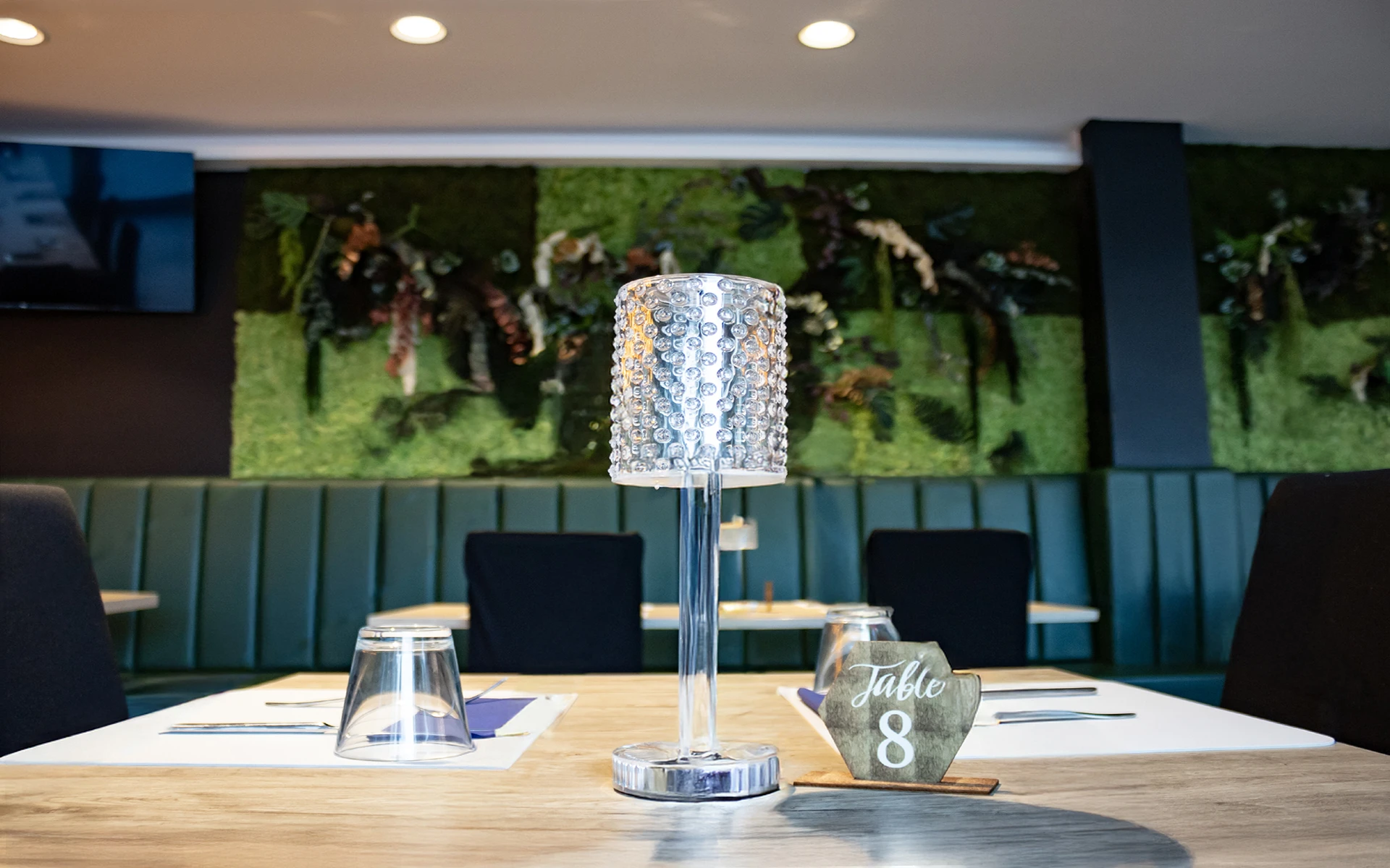 Interno di ristorante con luce naturale – fotografia per strutture ricettive a Bologna