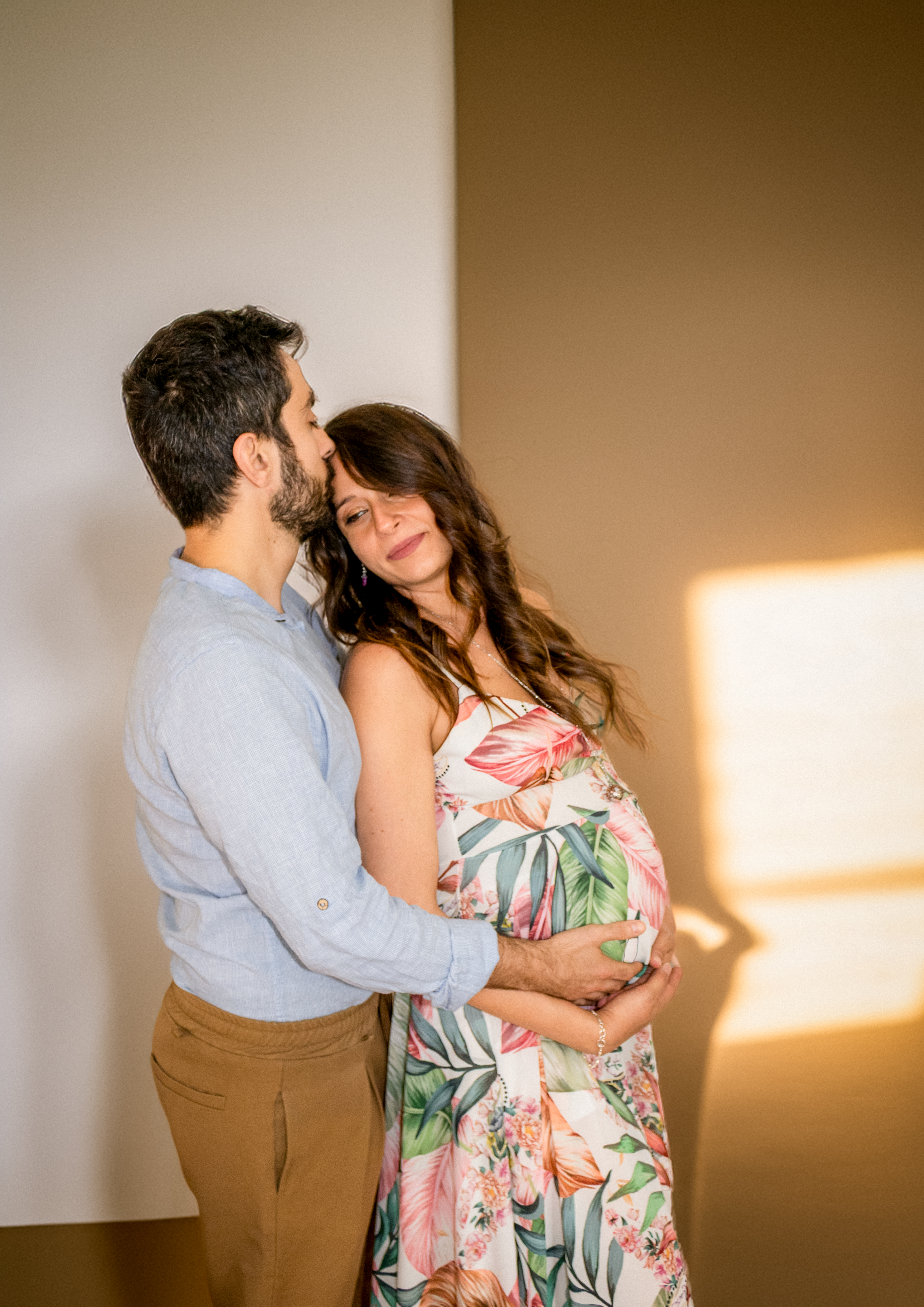 coppia maternità Bologna domicilio momento intimo luce naturale