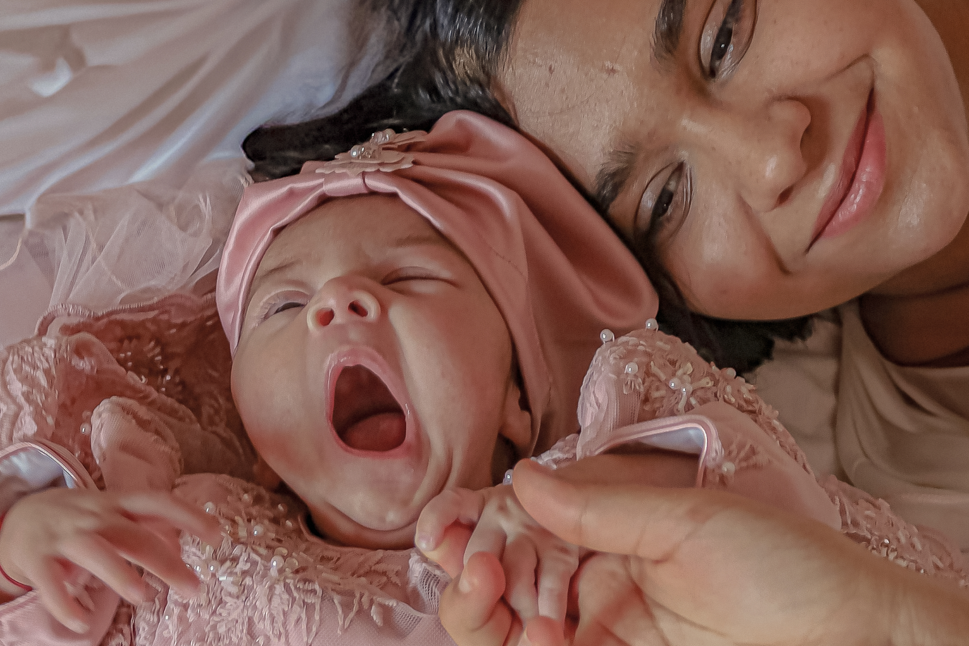 fotografa newborn Bologna madre e neonata momento spontaneo a domicilio