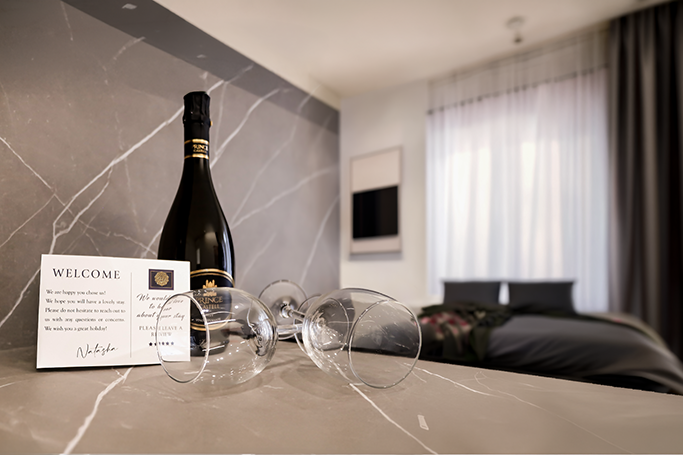 Camera accogliente di un B&B nel centro storico di Bologna con luce naturale — contenuti visivi per strutture ricettive — © Federica Gaudio