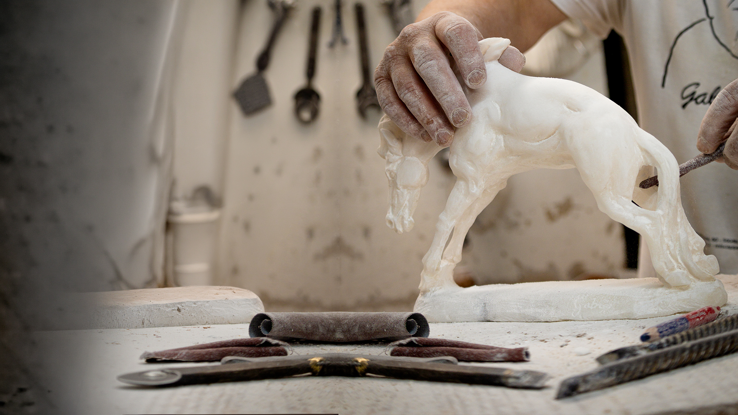 Artigiano al lavoro nel suo laboratorio nel territorio bolognese — contenuti visivi per attività locali e produzioni identitarie — © Federica Gaudio