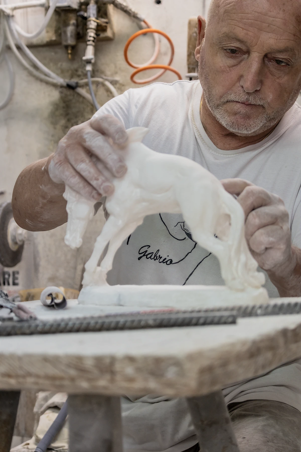 Gabrio, scultore di Volterra, modella a mano un cavallo in alabastro nel suo laboratorio