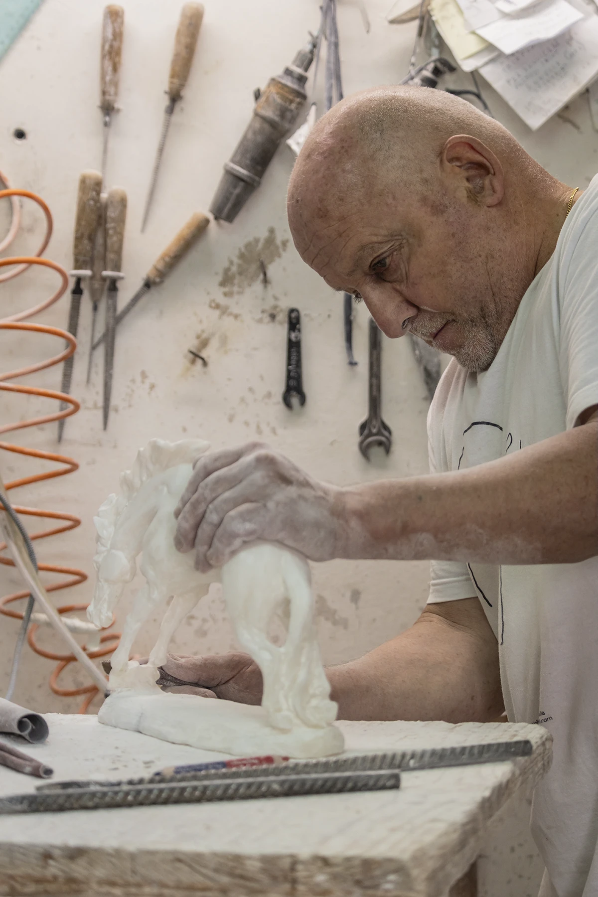 Gabrio, scultore di Volterra, intento a lavorare il cavallo in alabastro