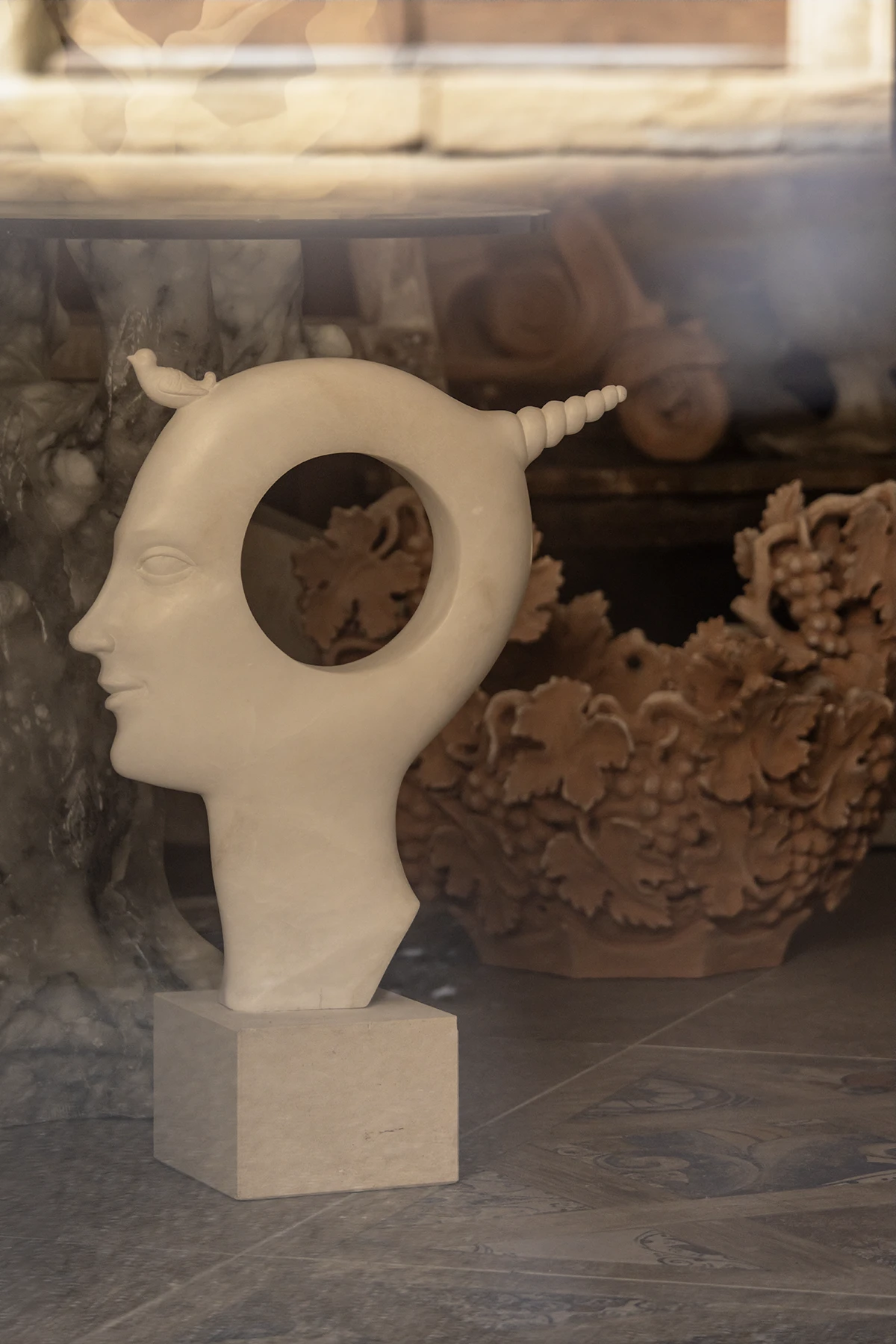 Scultura in alabastro a forma di testa con foro circolare al centro – arte contemporanea, Volterra