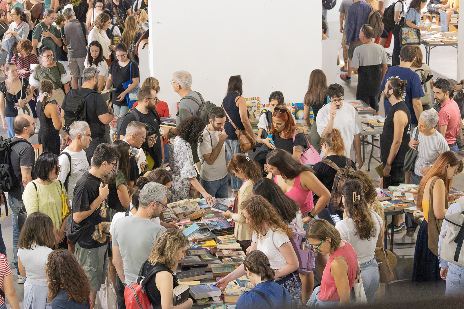 Persone che cercano libri usati al mercato Libro Kilo in Emilia-Romagna