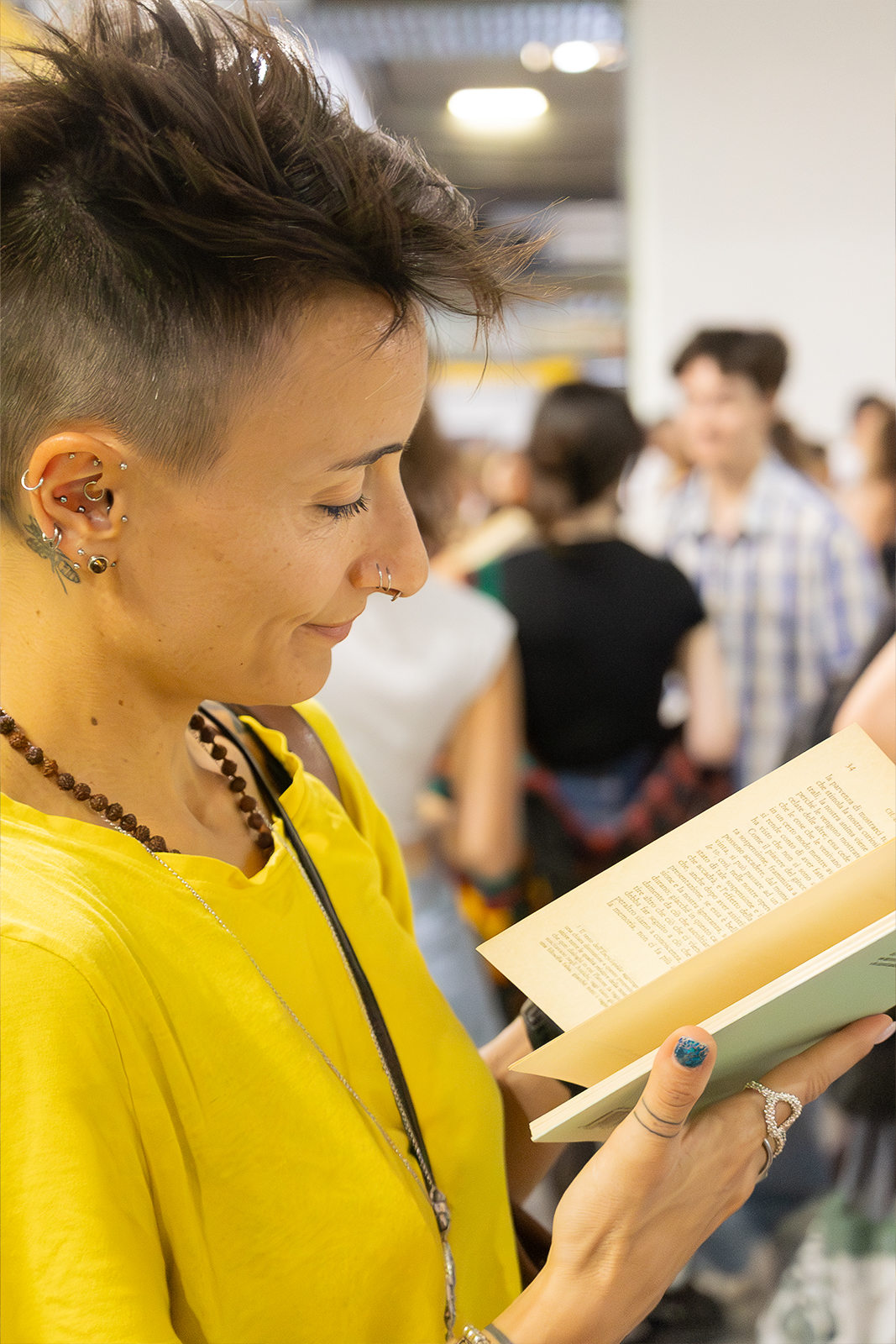 Persona che legge un libro durante un evento di turismo slow in Emilia-Romagna