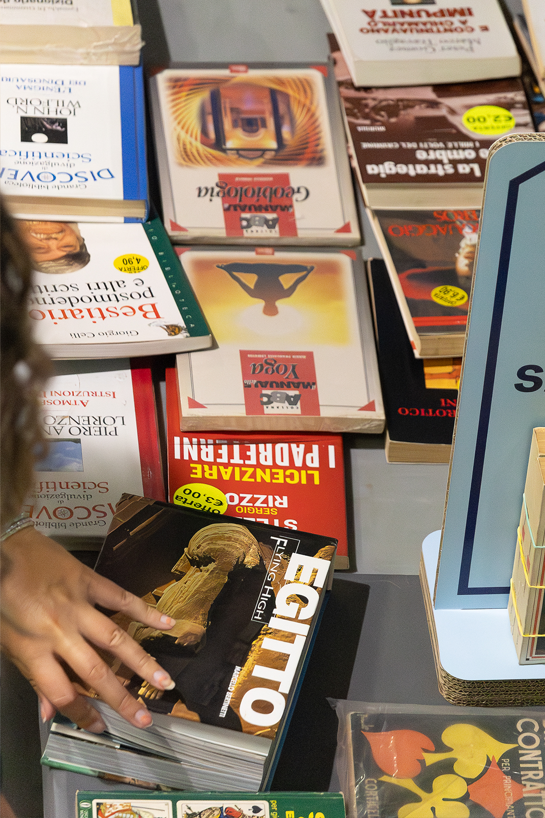 Persona che sceglie libri usati all'evento Libro Kilo in Emilia-Romagna