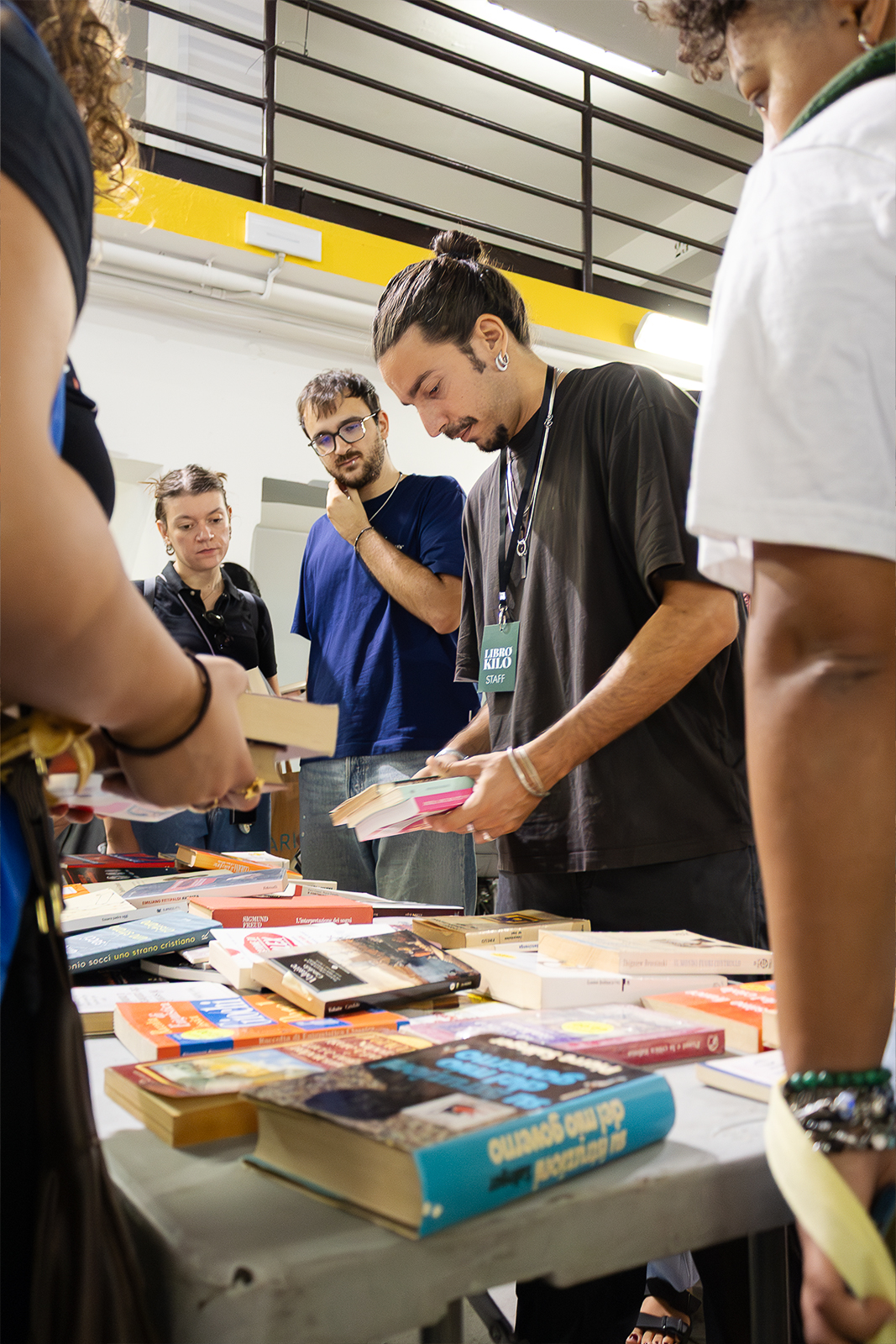 Persone che si scambiano libri durante un evento culturale in Emilia-Romagna