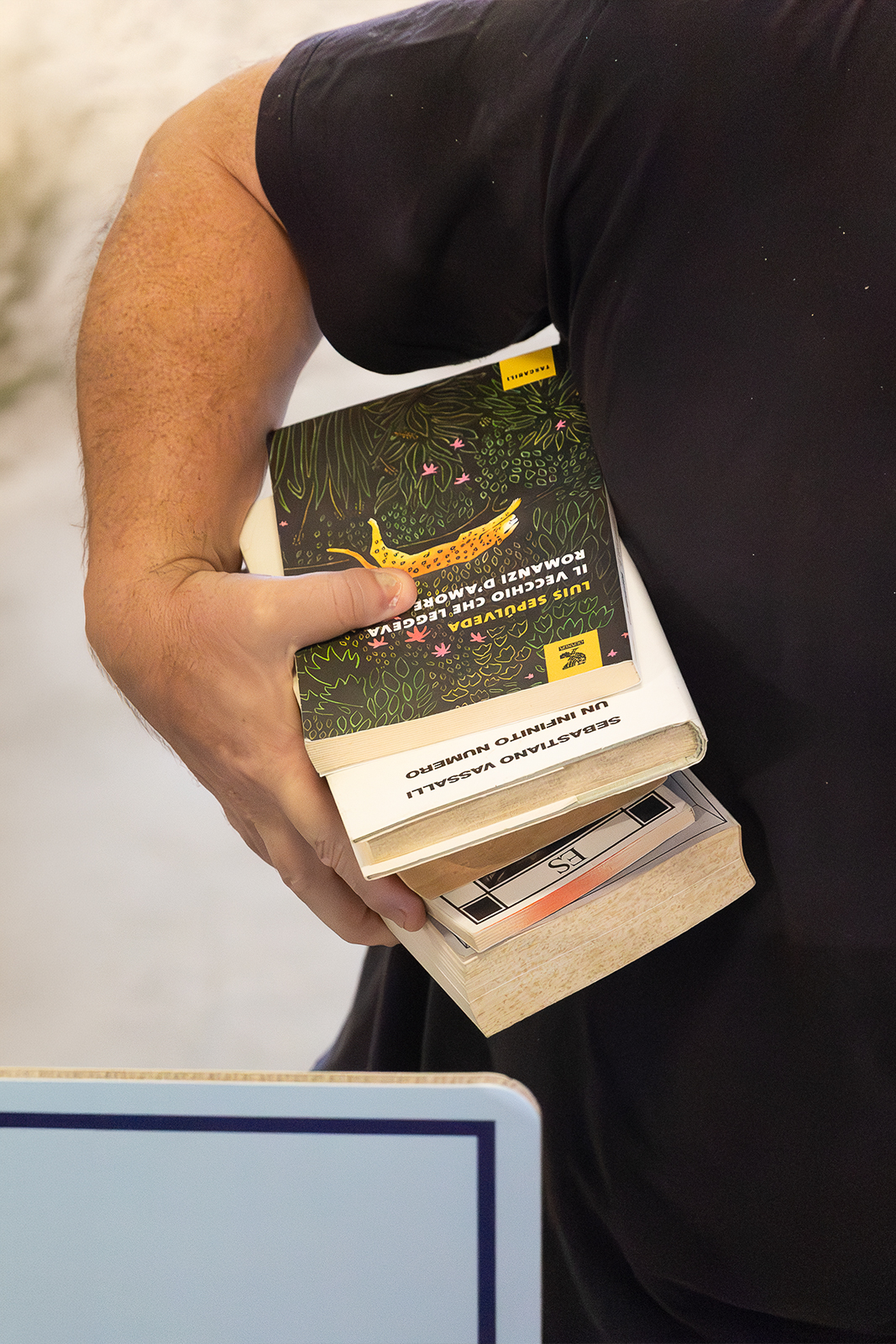 Libri usati esposti sui tavoli al Libro Kilo in Emilia-Romagna