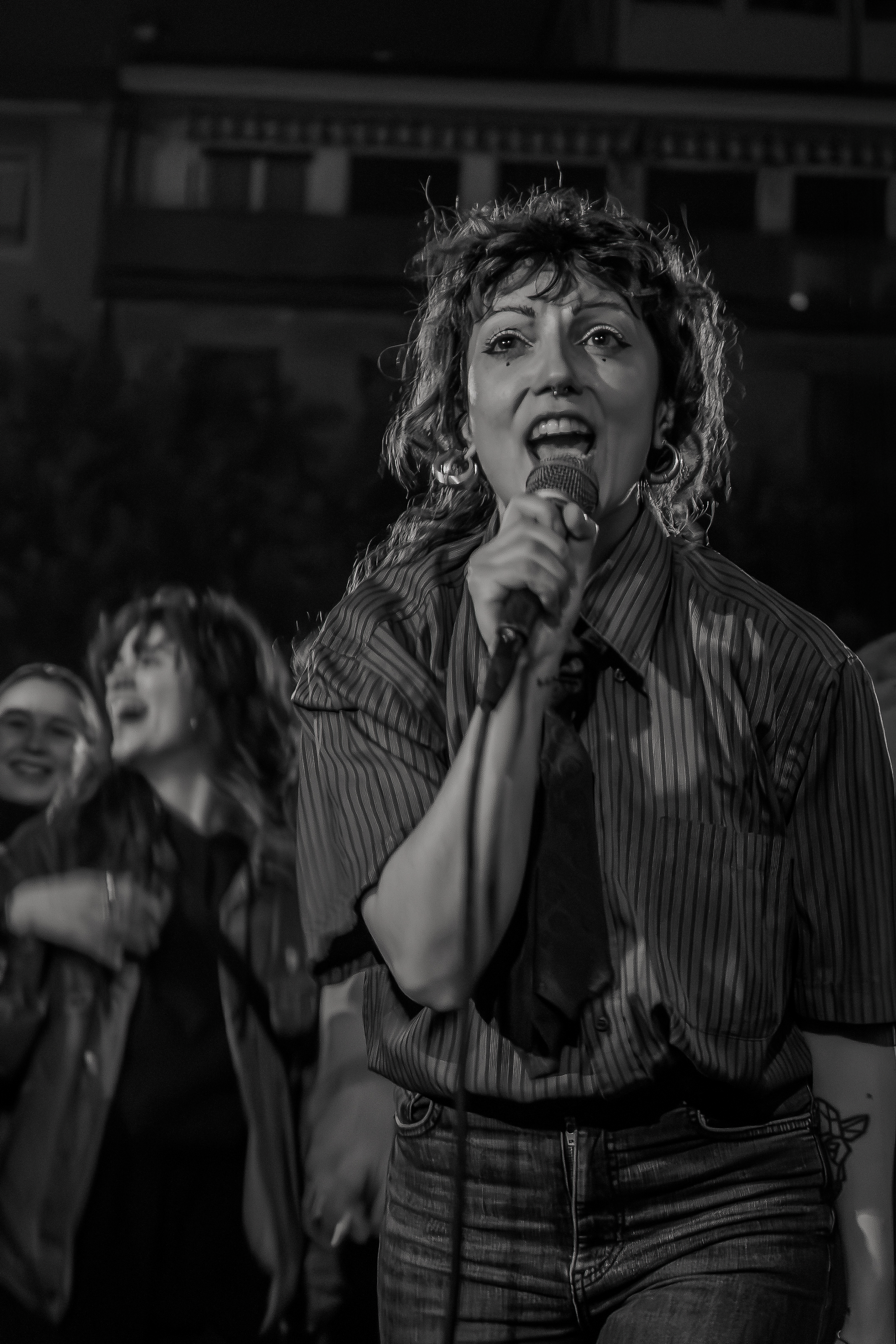 Cantante durante un momento di musica di strada in Piazza San Francesco a Bologna