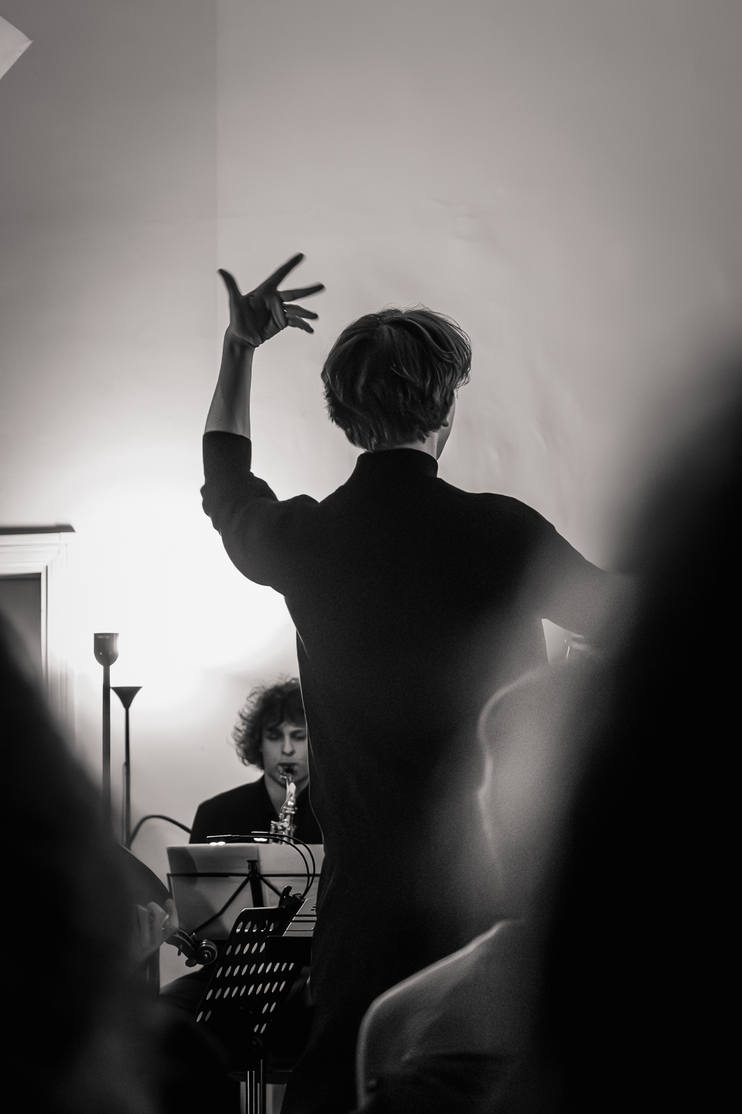 Direttore Michele Trabucchi durante il concerto Ensemble '900, Goethe Institut Bologna