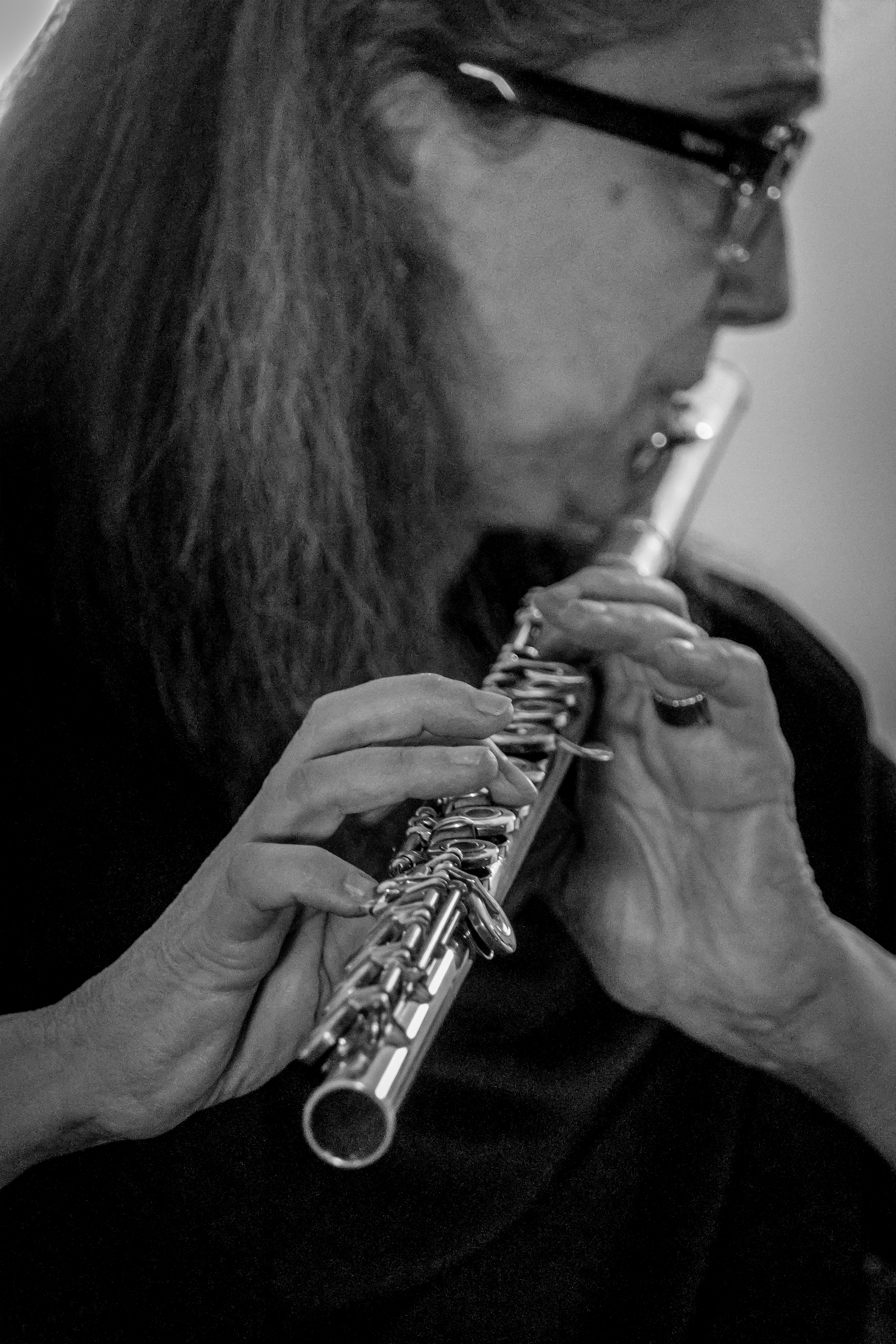 Flautista durante il concerto dell'Ensemble '900 al Goethe Institut di Bologna