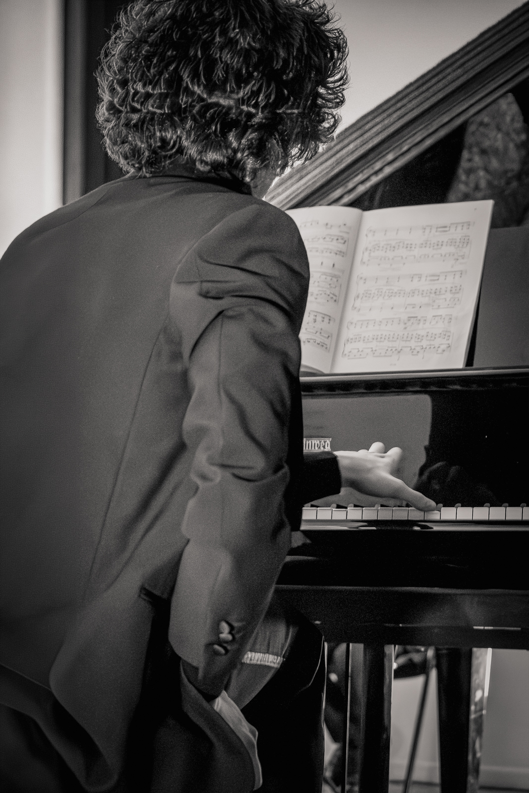 Mano del pianista Tommaso Franchini sulla tastiera durante il concerto dell'Ensemble '900