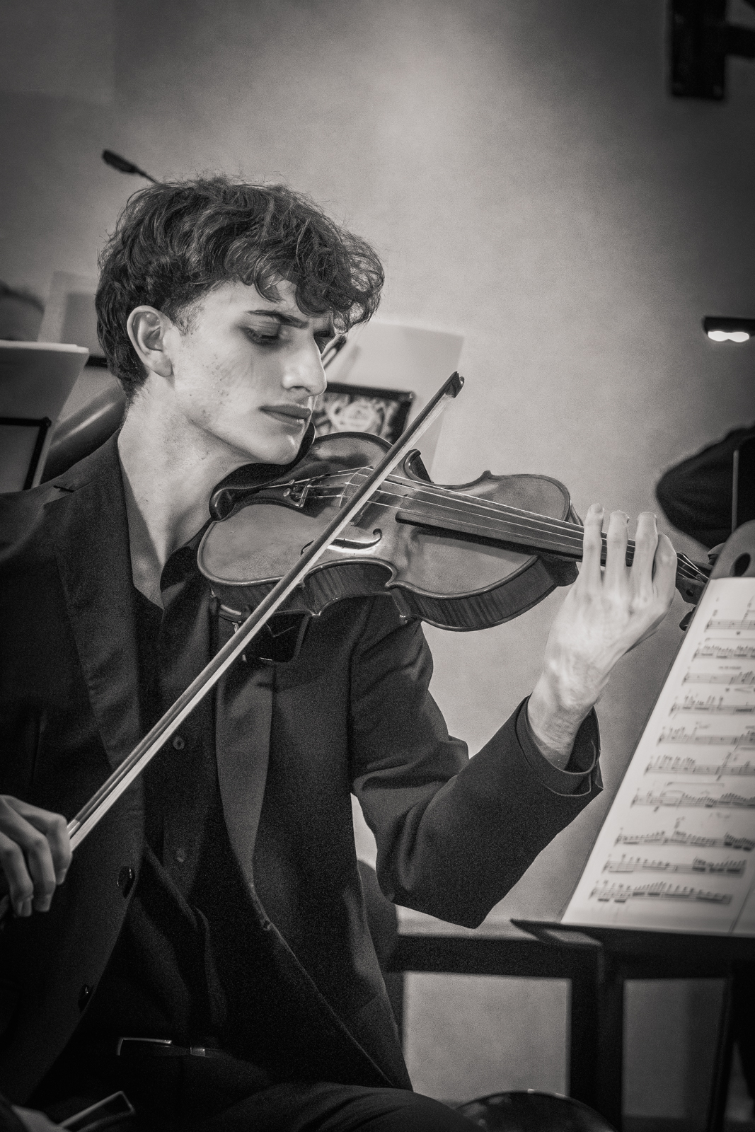 Violinista con partitura durante il concerto Ensemble '900, Goethe Institut Bologna